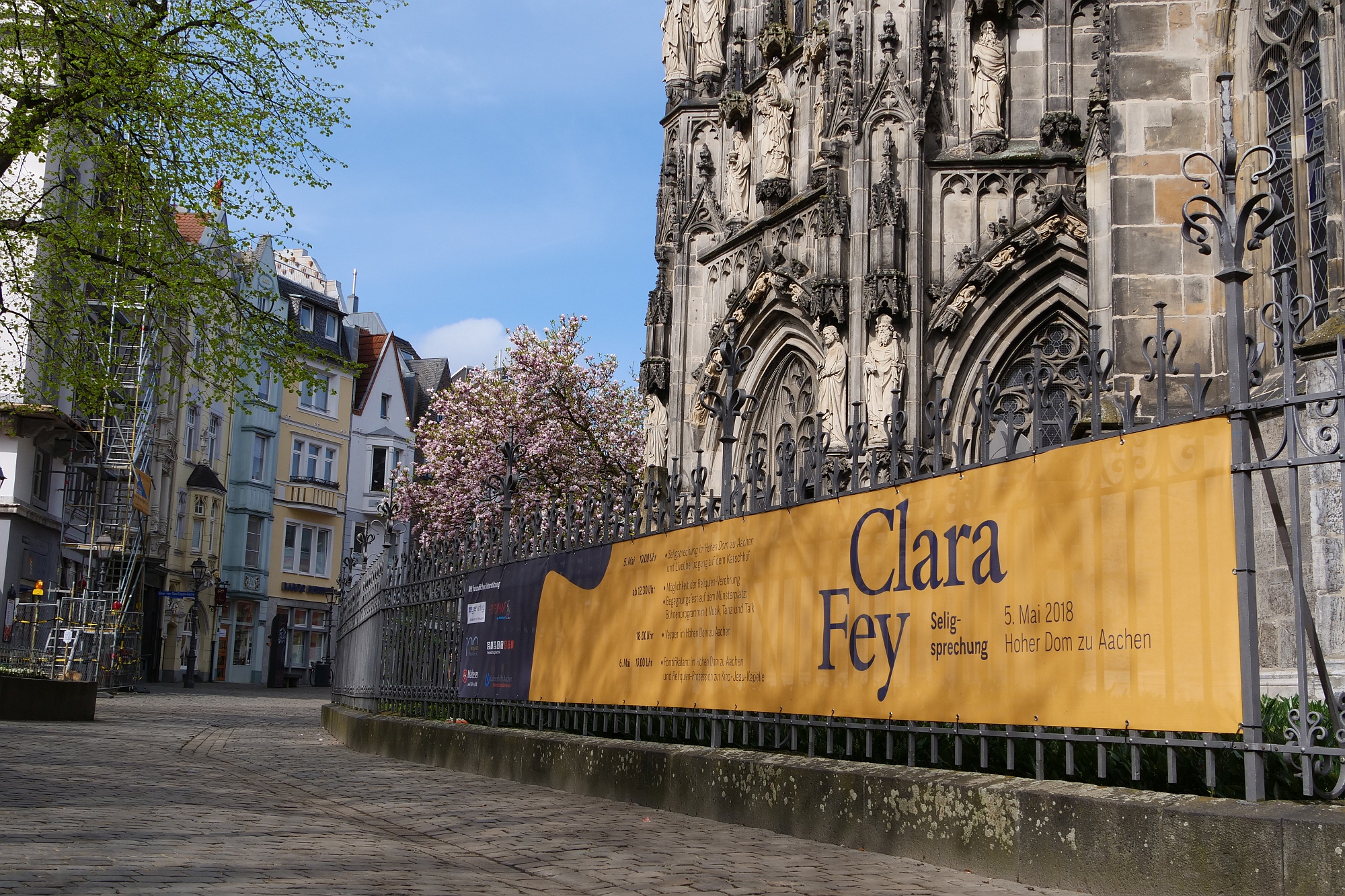 Banner am Dom (c) Bistum Aachen / Ralf Mader